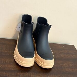 Chooka Black and Beige rain Boots